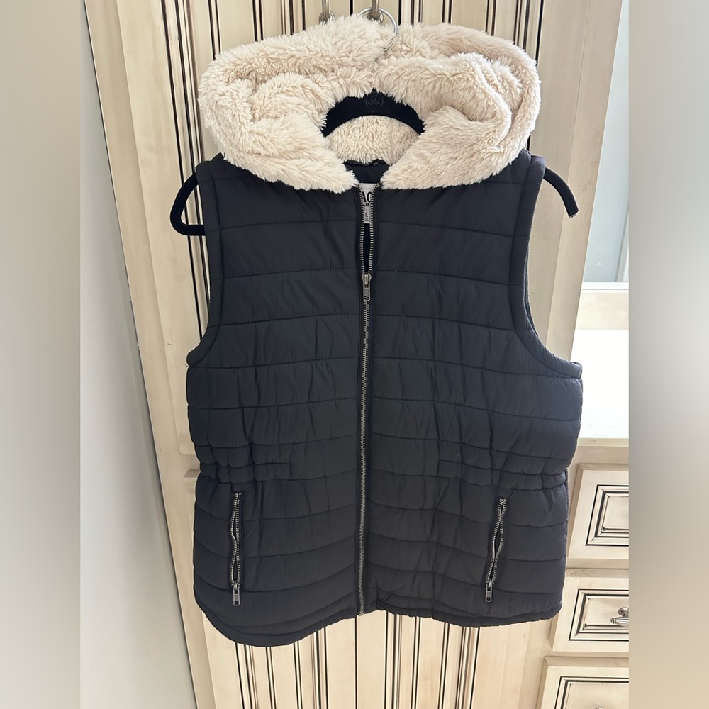 Like new Black puffer vest with fur hood sz L